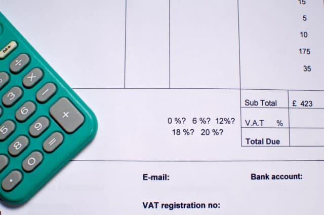 Jak odliczyć VAT z faktury? Kluczowe informacje i najczęstsze błędy